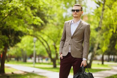 Satır uygun caddenin karşı klasik yelek'iş adamıdır. Şık delikanlı bir ceketli. Reklam fotoğraf