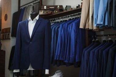 Şık erkek takım elbise. Bir mankenin erkek ceket. Erkek giyimi. Mankenler butik penceresinde. Giyim mağazası. Butiklerinde alışveriş.