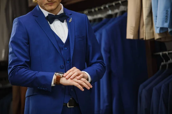 Bonito elegante jovem homem de moda em terno traje clássico. Publicidade foto — Fotografia de Stock