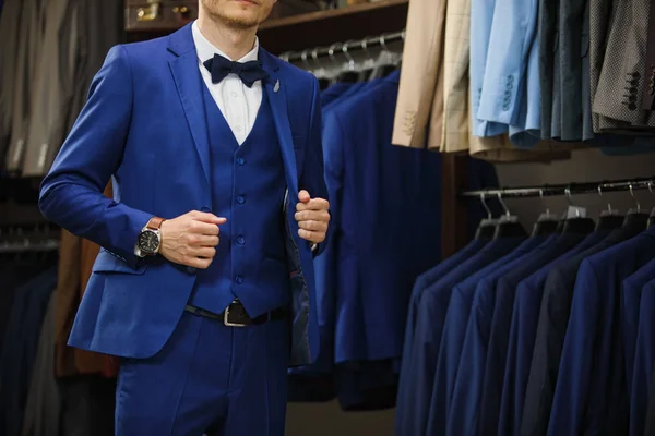 Bonito elegante jovem homem de moda em terno traje clássico. Publicidade foto — Fotografia de Stock