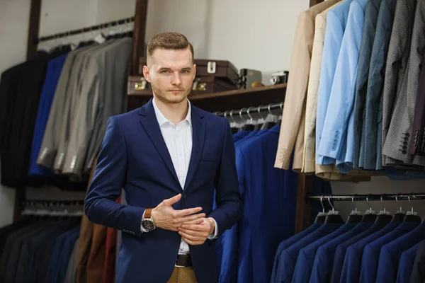 Knappe elegante jonge mode man in klassieke kostuum pak. Reclame foto — Stockfoto