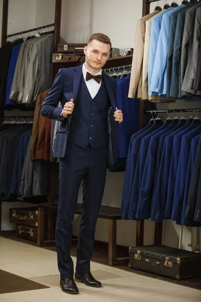 Hombre de moda joven elegante guapo en traje clásico. Publicidad foto — Foto de Stock