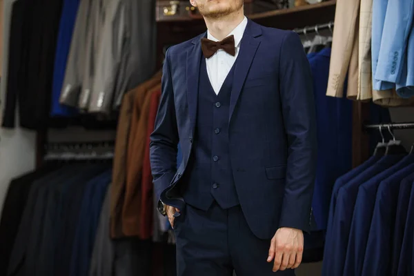 Όμορφος κομψός νέος μόδα άνθρωπος σε κλασσικό κοστούμι κοστούμι. Διαφημιστική φωτογραφία — Φωτογραφία Αρχείου
