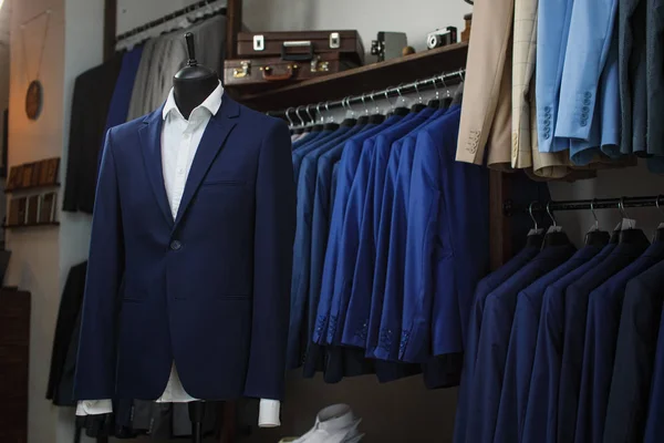 Şık erkek takım elbise. Bir mankenin erkek ceket. Erkek giyimi. Mankenler butik penceresinde. Giyim mağazası. Butiklerinde alışveriş.