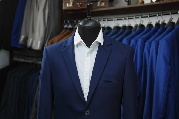 Manequim masculino elegante apresentando ternos de luxo smoking e acessórios de moda masculina — Fotografia de Stock