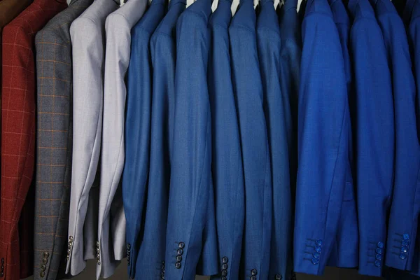 Askıda erkek kıyafetleri