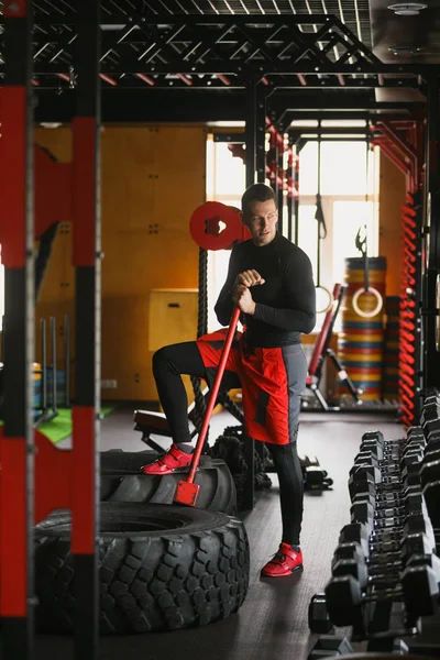 Portrait d'un bel homme dans une salle de fitness — Photo