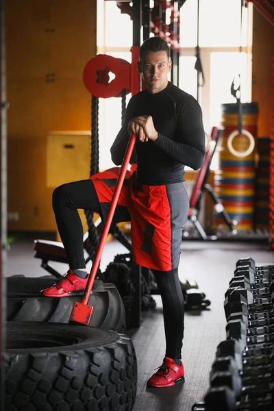 Portrait d'un bel homme dans une salle de fitness — Photo