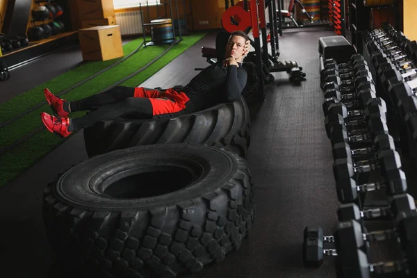 Portrait d'un bel homme dans une salle de fitness — Photo