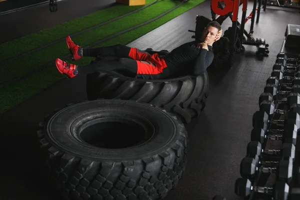 Portrait d'un bel homme dans une salle de fitness — Photo