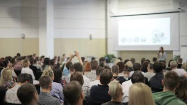 İnsanlar iş geliştirme forumunda.