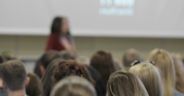 A szónok azt mondja, a beszéd konferencián. A modern épületben zárt közelről — Stock videók