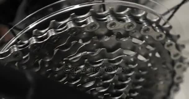 Vue détaillée sur un système d'engrenages d'un vélo de course, Magasin de vélos — Video