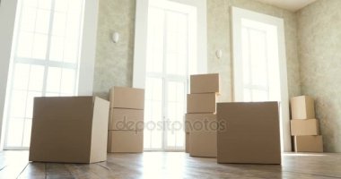 Kutuları açma yeni ev sahipleri yeni evinde büyük karton kutuları. Yeni bir daire kavram taşıma