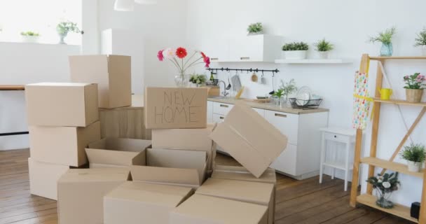 Déballer des boîtes dans une nouvelle maison le jour du déménagement. Passons à un nouveau concept de maison. déballage de boîtes, images de grandes boîtes en carton dans une nouvelle maison — Video