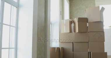 rahatlatıcı ve karton evinden açmak sonra gülerek aile taşıyın. Çocuk yeni bir dairede çalış. Yeni bir daire kavram taşıma