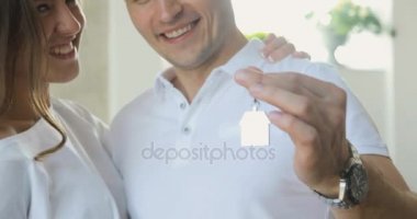 Biblo gibi ev simgesi ile yeni bir ev için anahtar