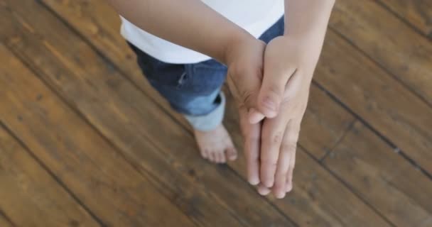 Sleutels van een nieuw appartement in de handen van een kind — Stockvideo