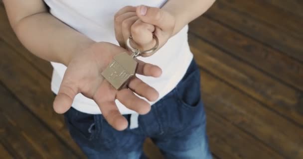 Las llaves de un nuevo apartamento en manos de un niño — Vídeo de stock