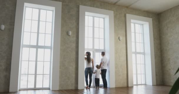 Familia feliz mudándose a su nuevo hogar. Joven feliz pareja mudándose en nueva casa — Vídeos de Stock