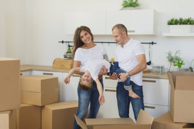 Mutlu genç çift yeni boş dairelerinde zevk