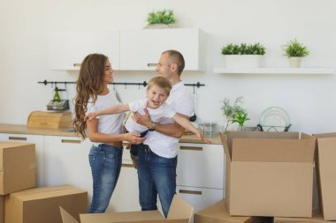 Mutlu genç çift yeni boş dairelerinde zevk