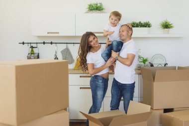 Mutlu genç çift açma veya kutu ambalaj ve yeni evine taşıdıktan