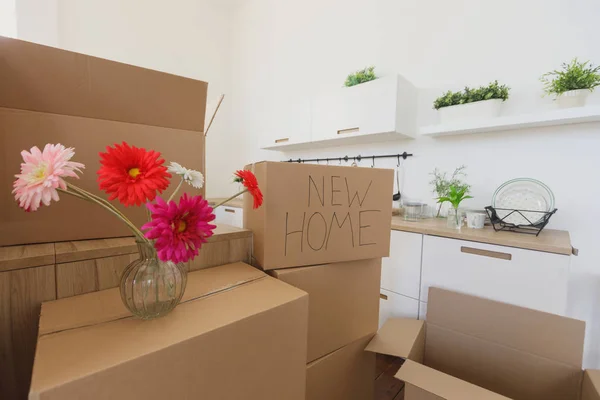 Nuevos propietarios de casas desempacando cajas, grandes cajas de cartón en un nuevo hogar. Mudarse a un nuevo concepto de apartamento — Foto de Stock