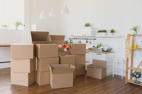 Nuovi proprietari di case disimballaggio scatole, grandi scatole di cartone in nuova casa. Trasferirsi in un nuovo concetto di appartamento — Foto Stock