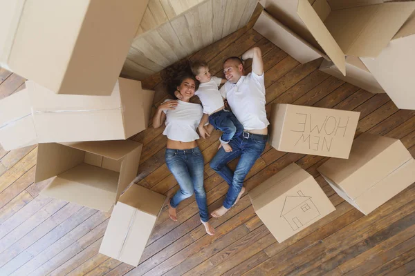 Aile yeni dairelerinde çalış. Yeni evinde taşıma ve kutuları açma genç aile üzerinde üstten görüntülemek