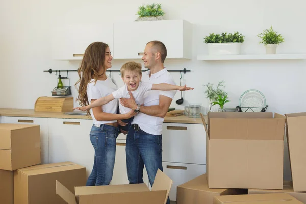 Felice giovane coppia disimballaggio o scatole di imballaggio e trasferirsi in una nuova casa — Foto Stock