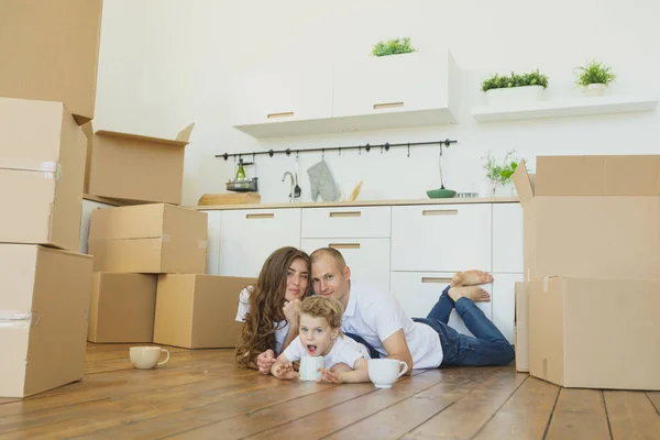yeni bir eve taşıdıktan. Karton kutular ile mutlu aile
