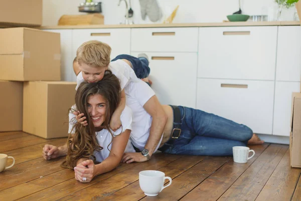 Yeni evlerinin planlama mutlu aile. Karton kutular ile mutlu aile
