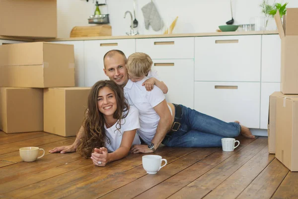 Lycklig familj planera sin nya lägenhet. Lycklig familj med pappkartonger — Stockfoto