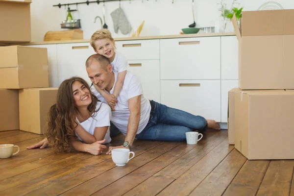 상자들을 가지고 집으로 이사하는 행복 한 가족 — 스톡 사진