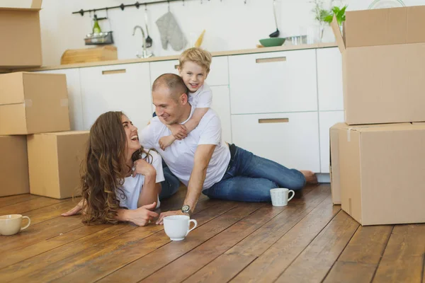 Lycklig familj planera sin nya lägenhet. Lycklig familj med pappkartonger — Stockfoto