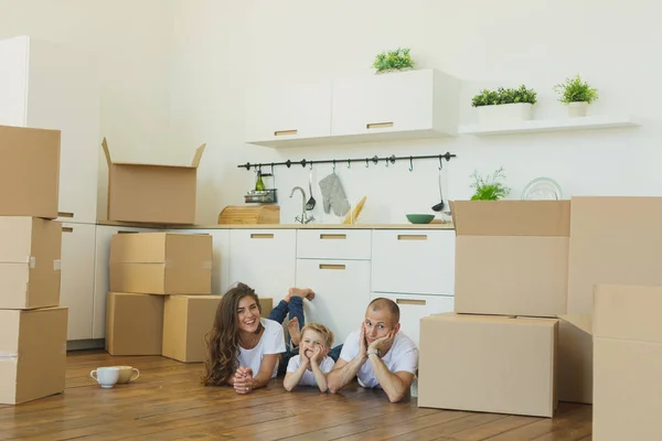 yeni bir eve taşıdıktan. Karton kutular ile mutlu aile