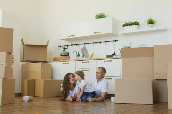 Trasferirsi in una nuova casa. Famiglia felice con scatole di cartone — Foto Stock