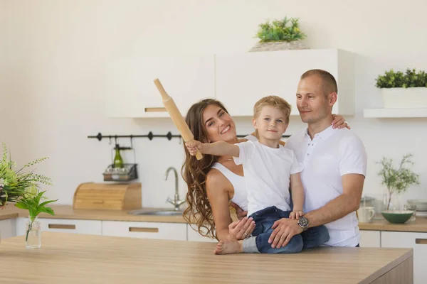 Aile evde birlikte vakit geçiriyor.