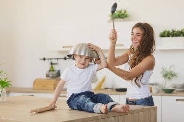 Annem mutfak oynayan ve sevimli okul öncesi