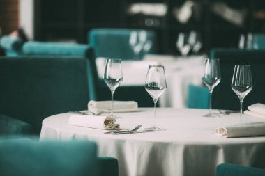Catering Hizmetleri. Boş gözlük restoranda ayarla