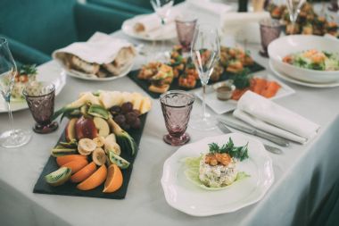 kadeh şarap ile masada lezzetli salata