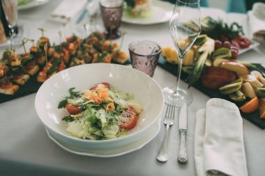 Sezar salata ızgara karides ve Parmesan peyniri ile