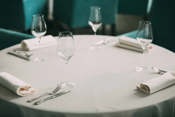 Vaso vacío ambientado en restaurante —  Fotos de Stock