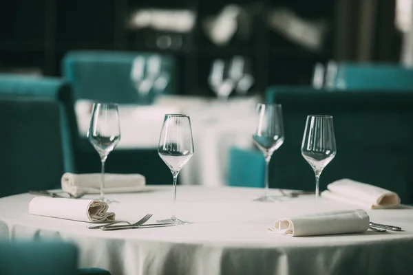 Foto da vicino di bicchieri vuoti nel ristorante. Focus selettivo . — Foto Stock