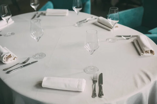 Copos de vinho vazios dispostos em uma mesa em um restaurante ao ar livre ou bar . — Fotografia de Stock