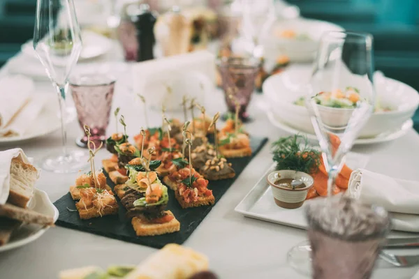 Restorandaki barmen tezgahında atıştırmalık ve bir bardak şarapla servis hizmeti.