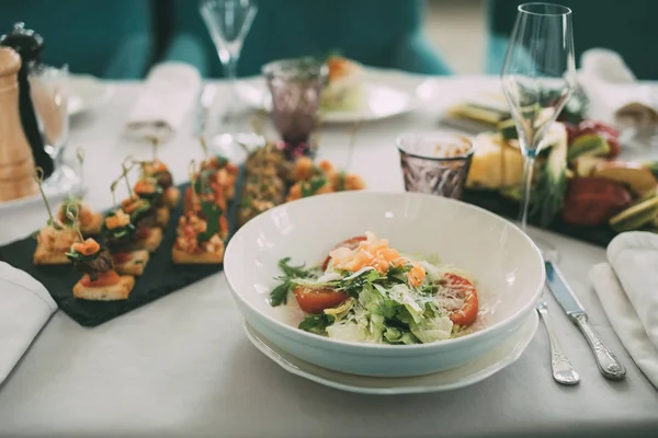 Caesar sallad med räkor — Stockfoto