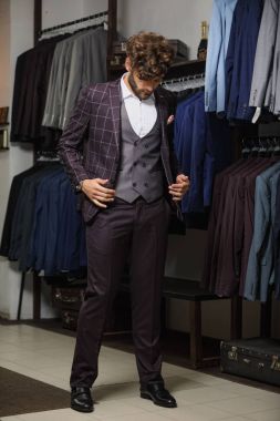 Son detay mükemmel. Genç yakışıklı beyaz adam sakallı. Mens güzellik, moda.