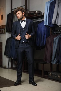 Modern iş adamı. Yakışıklı bir genç adam zarif klasik takım elbise moda çekim... Son detay mükemmel.